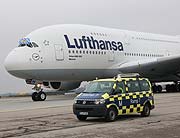 Lufthansa Airbus A 380 "München"- Ankunft mit Bayernfahne aus dem Cockpit (©Foto: Martin Schmitz)